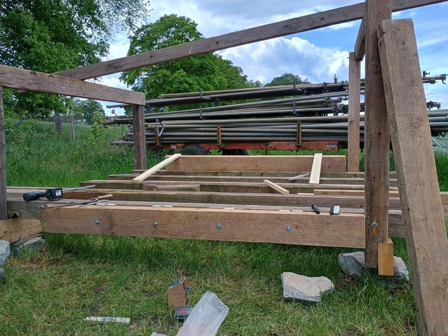 Zweites Shelter-Bauwochenende: Hilfsbalken