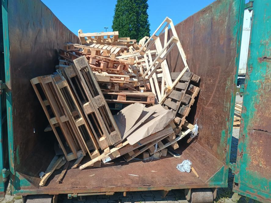 Third shelter construction weekend: Old wood container