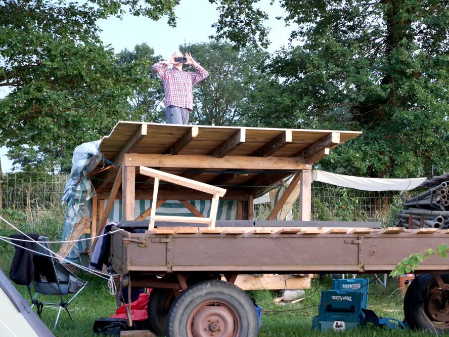 Fourth shelter construction weekend: Artist documenting roof