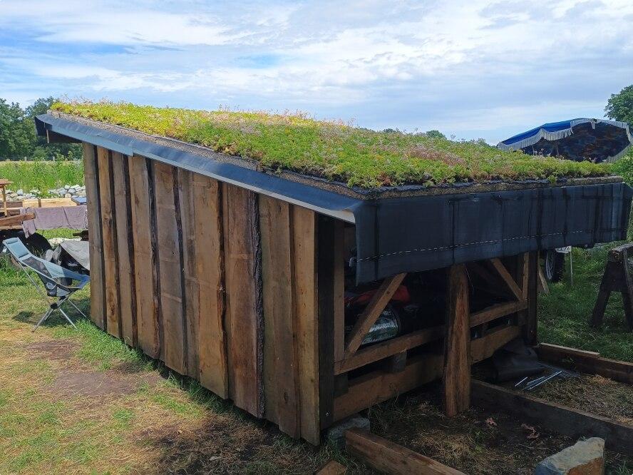 Fifths Shelter Construction Weekend: Plant roof