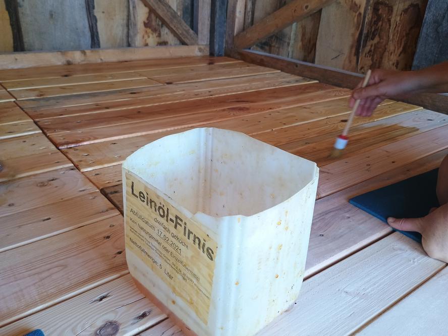 Sixth Shelter Construction Weekend: Linnen oil
