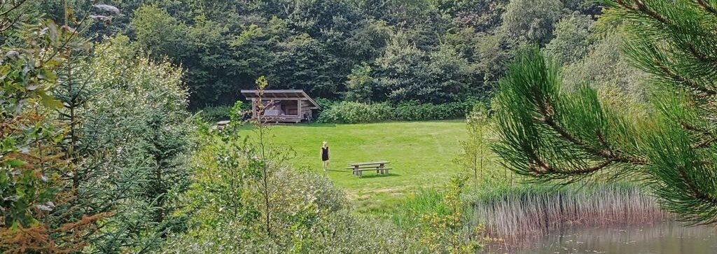 Ein Shelter-Platz in Dänemark in grüner Natur, in einem ehemaligem Steinbruch mit einem kleinen See.