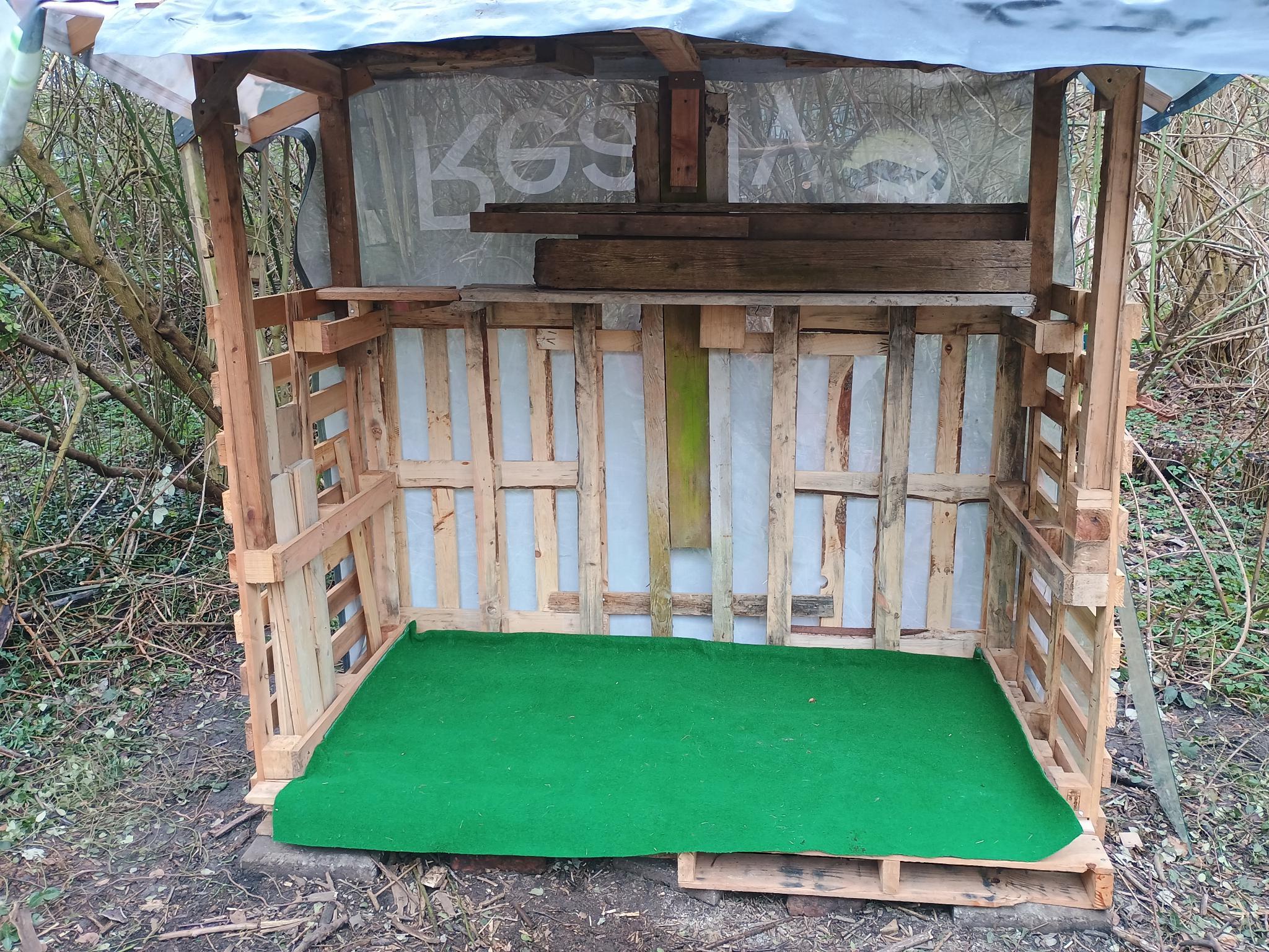 Foto of experimental palette shed with green floor